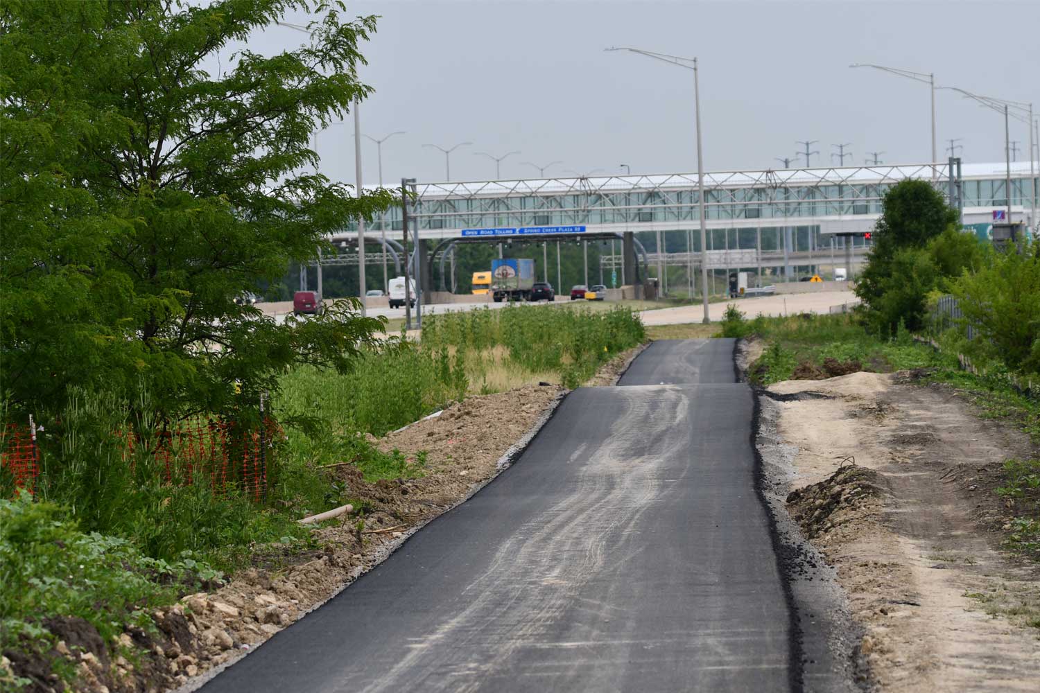 Veterans memorial trail looking north along tollway
